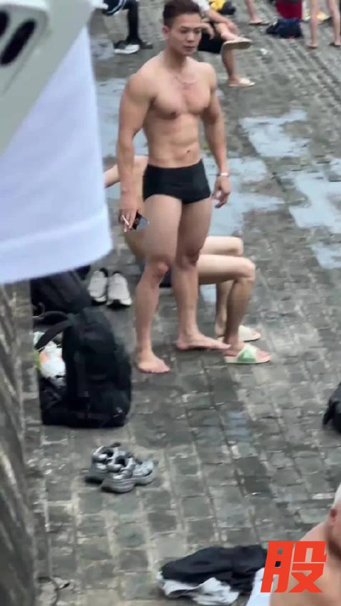 爱上户外游泳的肌肉壮小伙们